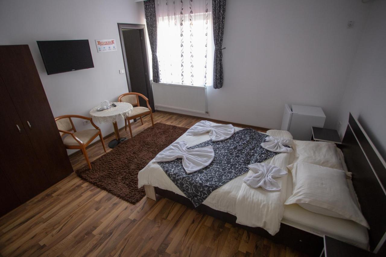 Hotel Casa Alex Târgu Jiu Esterno foto