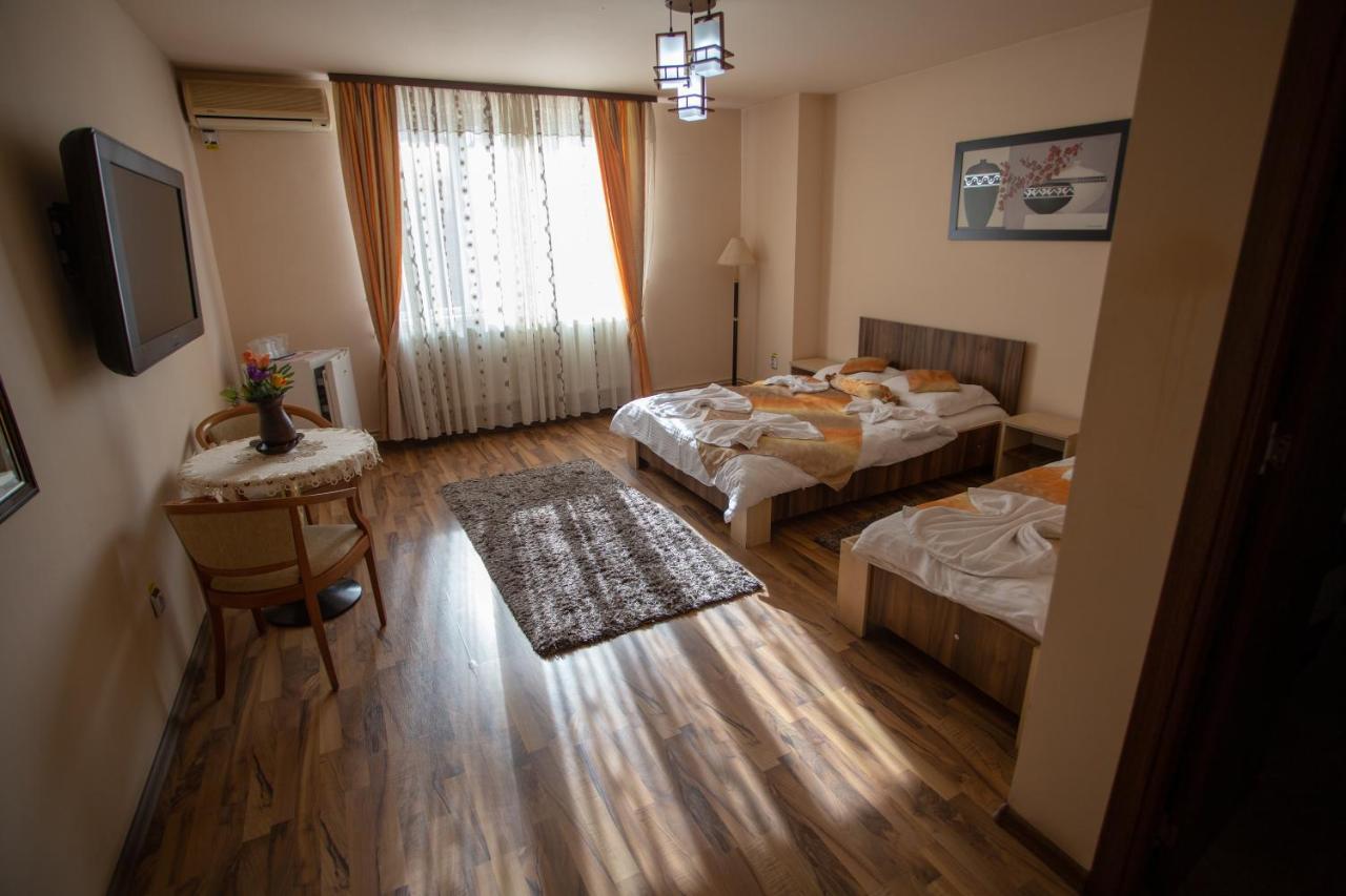 Hotel Casa Alex Târgu Jiu Esterno foto